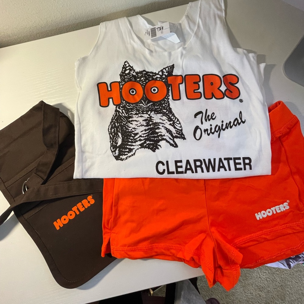 BRAND NEW HOOTERS COSTUME FULL SET NEVER WORN